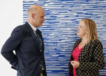 La Consejera Isabel Urrutia con el Alcalde de los Corrales de Buelna Julio Arranz