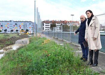 La alcaldesa y el presidente del racing en la zona de las obras del muro en las instalaciones Nando Yosu