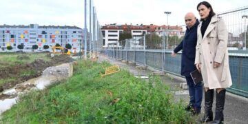 La alcaldesa y el presidente del racing en la zona de las obras del muro en las instalaciones Nando Yosu