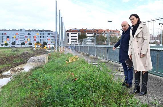 La alcaldesa y el presidente del racing en la zona de las obras del muro en las instalaciones Nando Yosu