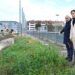La alcaldesa y el presidente del racing en la zona de las obras del muro en las instalaciones Nando Yosu