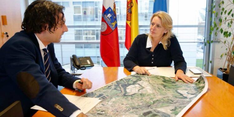 La consejera Susinos se reúne con el alcalde de El Astillero