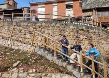 La consejera con el alcalde y el teniente de alcalde en una de las obras