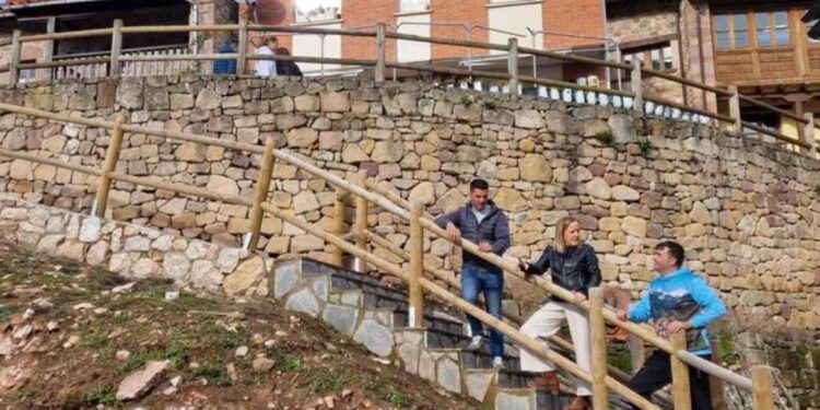 La consejera con el alcalde y el teniente de alcalde en una de las obras
