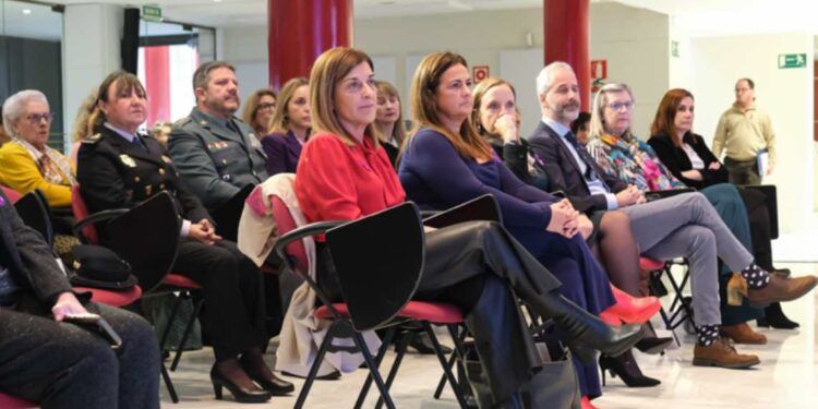 La presidenta, María José Sáenz de Buruaga durante el acto organizado por el 25N