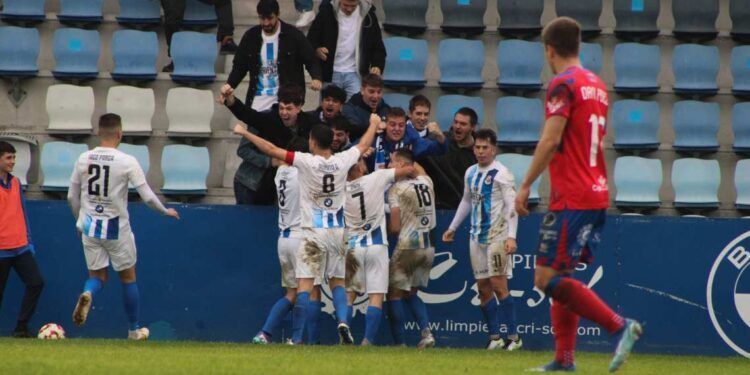 Los jugadores de la Gimnástica celebrando el gol de la Victoria