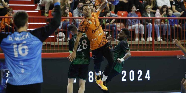 Guilherme Linhares en un partido del Bathco BM Torrelavega