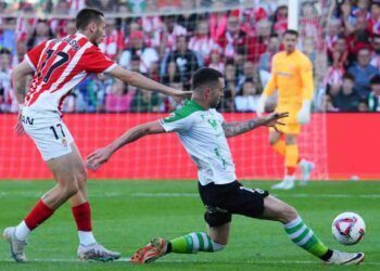 Manu Hernando ante el Sporting en los Campos.