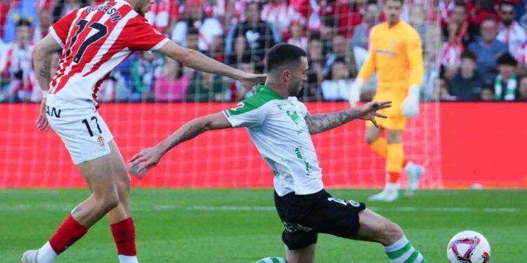 Manu Hernando ante el Sporting en los Campos.