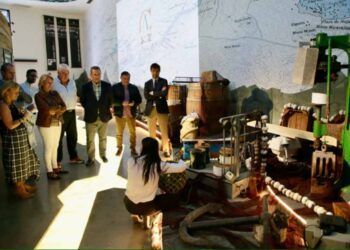 María Jesús Susinos, durante la visita al Museo de la Anchoa de Ana María