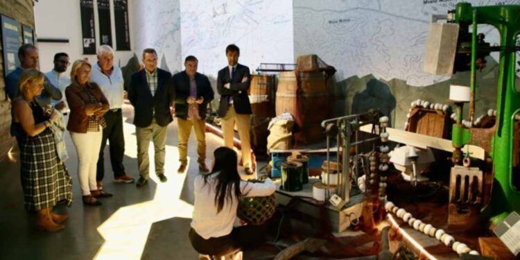 María Jesús Susinos, durante la visita al Museo de la Anchoa de Ana María