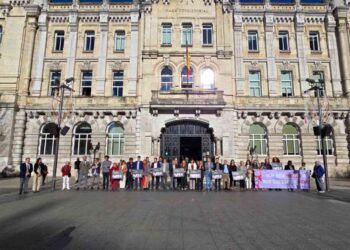 La alcaldesa, Gema Igual, acompañada por miembros de la Corporación.