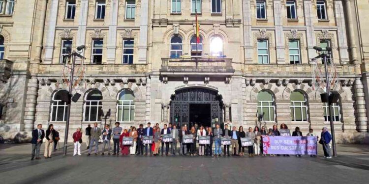 La alcaldesa, Gema Igual, acompañada por miembros de la Corporación.
