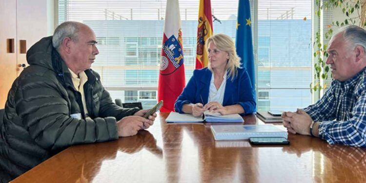 La consejera María Jesús Susinos con el Alcalde de Saro Miguel Ángel Prieto y el Concejal Higinio Rábago