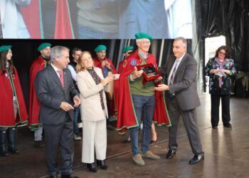 Momento de la entrega de la Alquitara de Oro 2024
