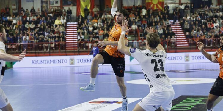 Jugada del partido Bathco BM Torrelavega y el THW Kiel