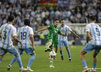 Pablo Rodríguez, rodeado por jugadores del Málaga
