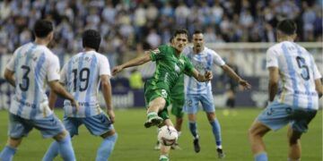 Pablo Rodríguez, rodeado por jugadores del Málaga