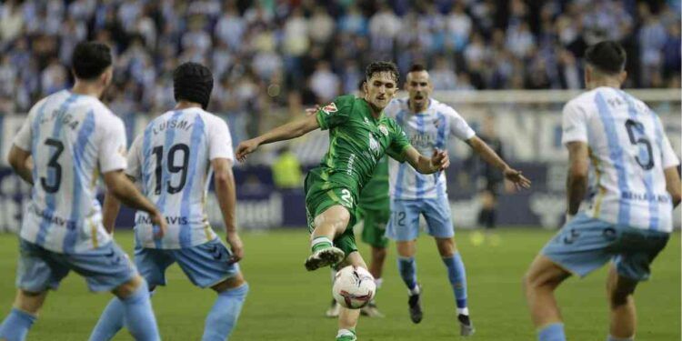 Pablo Rodríguez, rodeado por jugadores del Málaga