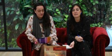 Presentación Evento solidario, en la imagen La concejala de Cultura, Noemí Méndez y Marta Romero, coordinadora de la Fábrica de Creación;