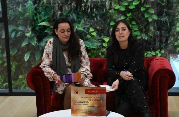 Presentación Evento solidario, en la imagen La concejala de Cultura, Noemí Méndez y Marta Romero, coordinadora de la Fábrica de Creación;