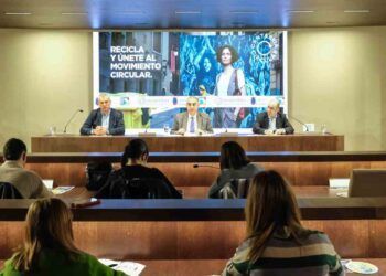 El consejero acompañado del presidente de la Federación de Municipios de Cantabria, Javier Camino, y del gerente de Ecoembes, Fernando Blázquez