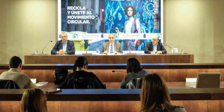El consejero acompañado del presidente de la Federación de Municipios de Cantabria, Javier Camino, y del gerente de Ecoembes, Fernando Blázquez