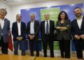 El consejero, junto al director general de Comercio y Consumo, la presidenta de ASECOVE y representantes de varios concesionarios de vehículos de Cantabria