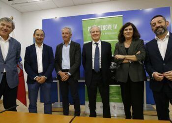 El consejero, junto al director general de Comercio y Consumo, la presidenta de ASECOVE y representantes de varios concesionarios de vehículos de Cantabria