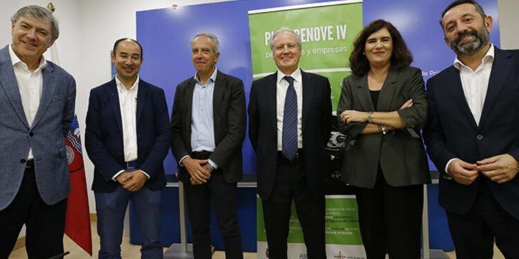 El consejero, junto al director general de Comercio y Consumo, la presidenta de ASECOVE y representantes de varios concesionarios de vehículos de Cantabria