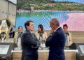 El director de Turismo y Hostelería, Gustavo Cubero, conversa con el presidente de la Junta de Castilla y León, Alfonso Fernández Mañueco, en el espacio cántabro