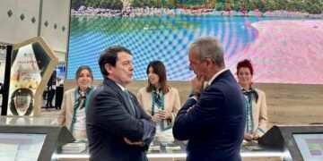 El director de Turismo y Hostelería, Gustavo Cubero, conversa con el presidente de la Junta de Castilla y León, Alfonso Fernández Mañueco, en el espacio cántabro