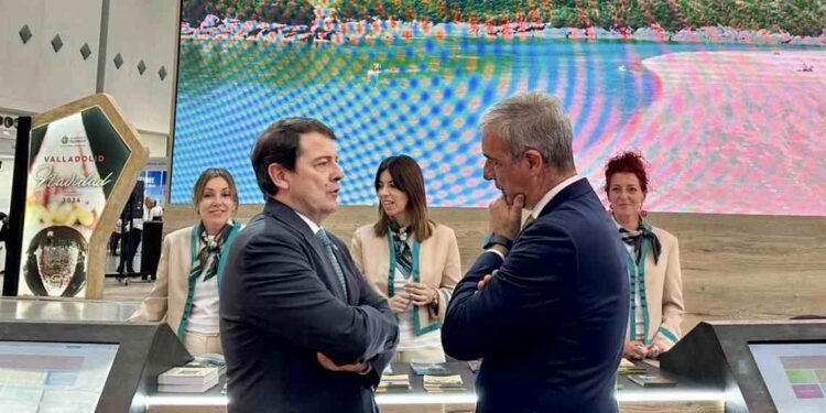 El director de Turismo y Hostelería, Gustavo Cubero, conversa con el presidente de la Junta de Castilla y León, Alfonso Fernández Mañueco, en el espacio cántabro