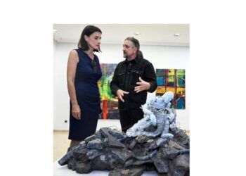La alcaldesa Gema Igual con el artista Antonio Moro