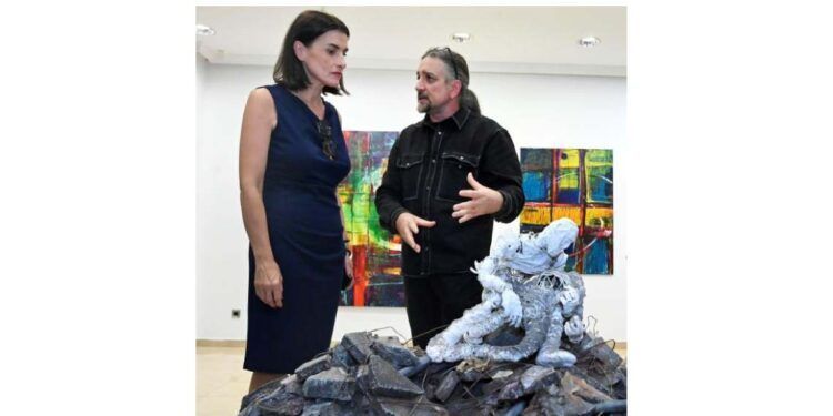 La alcaldesa Gema Igual con el artista Antonio Moro