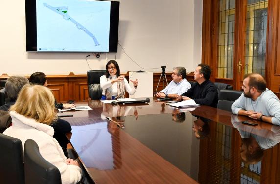 La alcaldesa de Santander reunida con los vecinos de la calle Alcázar de Toledo