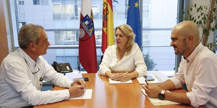 Reunión de la consejera con el alcalde de Rionansa