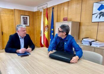 Reunión del Consejero Luis Ángel Agüeros y el decano de ciencias políticas Francisco Sierra