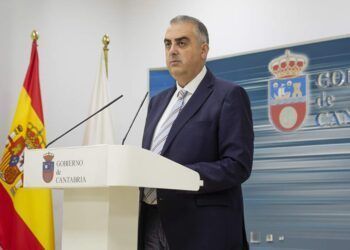El consejero, Roberto Media, durante su intervención hoy en la sede del Gobierno en Peñaherbosa