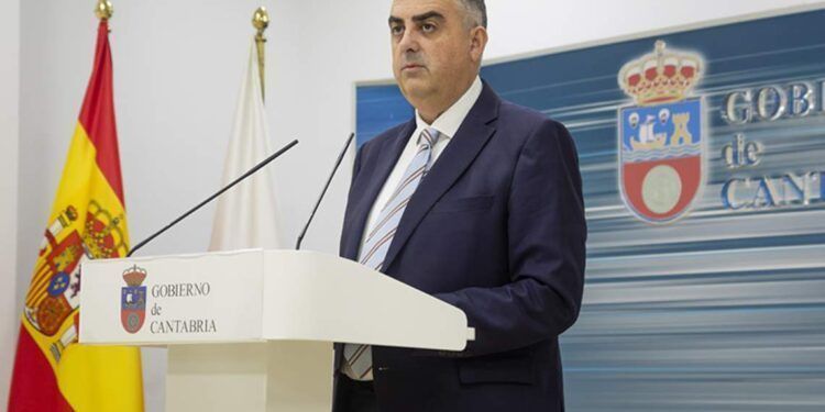 El consejero, Roberto Media, durante su intervención hoy en la sede del Gobierno en Peñaherbosa