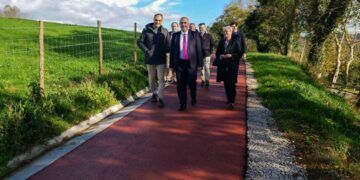 Roberto Media y Enrique Bretones, durante la visita a algunas de las obras se están acometiendo en el municipio