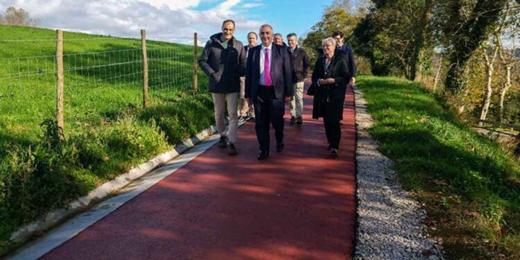Roberto Media y Enrique Bretones, durante la visita a algunas de las obras se están acometiendo en el municipio