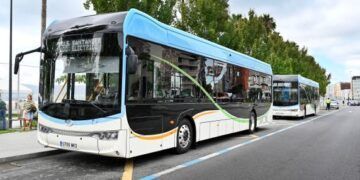 Un autobús del TUS en las calles de Santander.