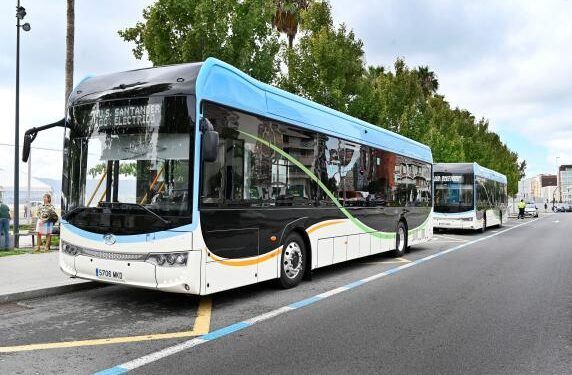 Un autobús del TUS en las calles de Santander.