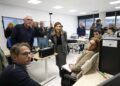 Un grupo de profesores muestra a Buruaga el funcionamiento de los aparatos, del nuevo centro de FP