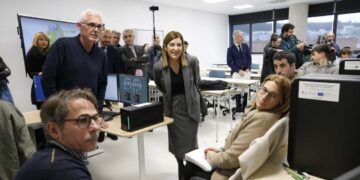 Un grupo de profesores muestra a Buruaga el funcionamiento de los aparatos, del nuevo centro de FP