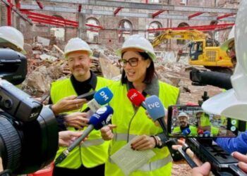 La alcaldesa en su visita a las obras.