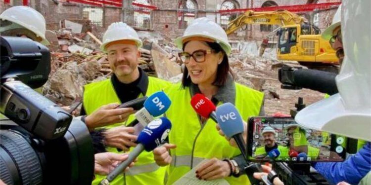 La alcaldesa en su visita a las obras.