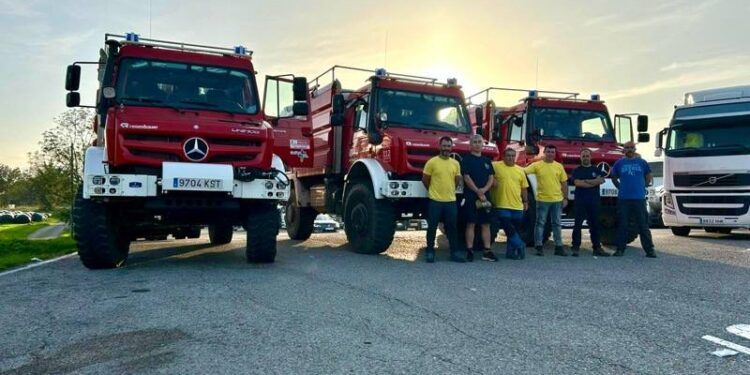 Bomberos forestales del Gobierno de Cantabria que se desplazan hoy a la zona afectada por la DANA