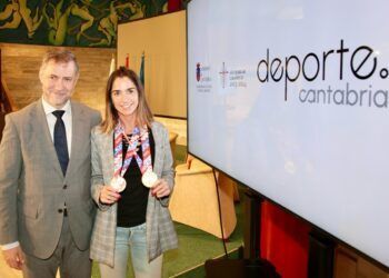 La Atleta cantabra Junto al Consejero en la Sala Maria Blanchard del Palacio de Festivales